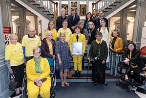 Personal de Compassion & Choices Action Network, incluyendo a Heather Pope, Directora de Campana de Delaware (centro),Tim Appleton, Director Sénior de Campaña de Delaware (arriba a la derecha) y Charmaine Manansala, Directora de Defensa (abajo a la derecha), se reúnen con los defensores del equipo de Delaware en el Salón Legislativo de Dover el 17 de abril, después de la votación sobre la HB 140 en el Pleno del Senado.