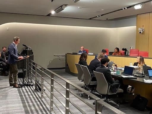 Dan Díaz, esposo de la fallecida Brittany Maynard, testifica ante miembros del Comité Judicial del Senado.